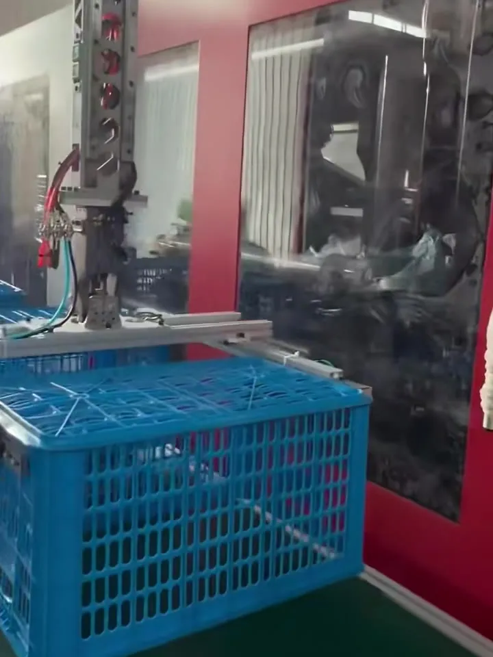 Robot de extracción colocando una caja