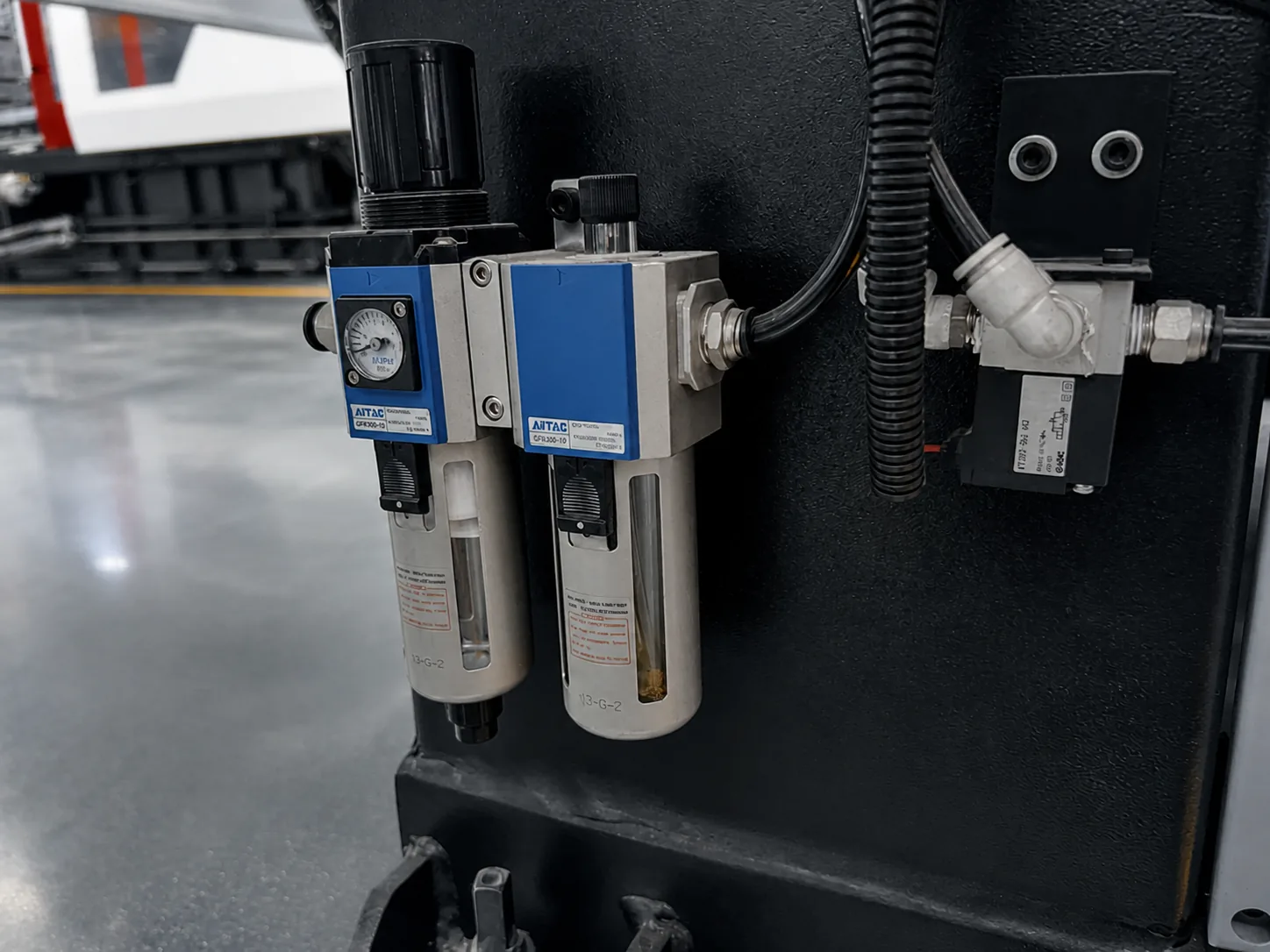 Filtro y regulador de aire comprimido montados en una máquina de inyección