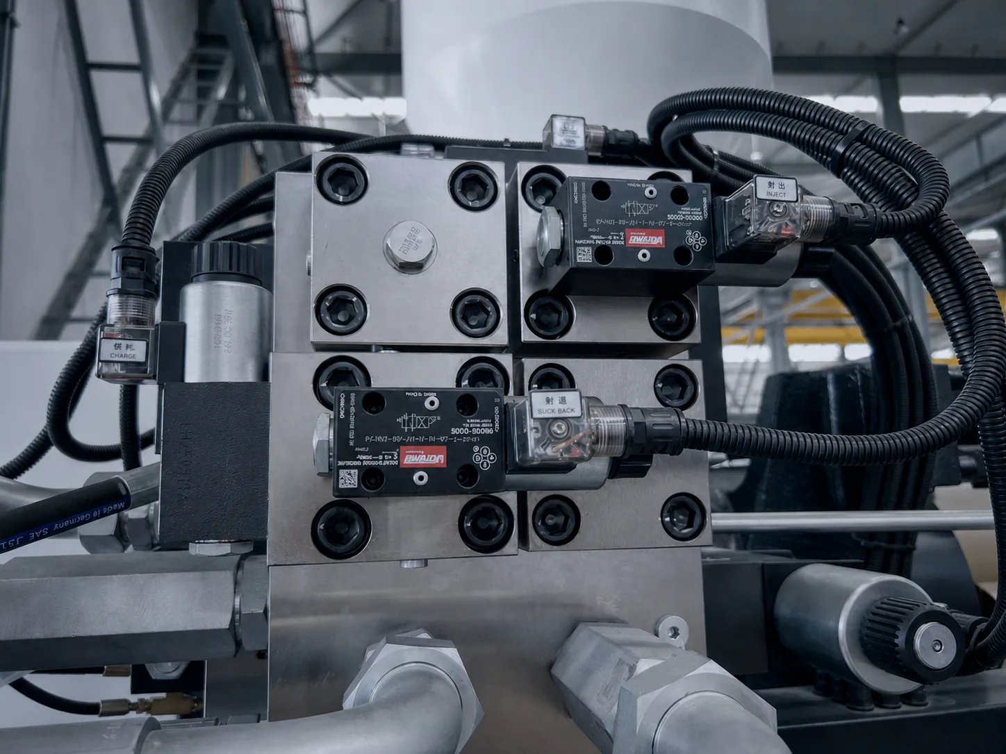 Bloque de válvulas hidráulicas con válvulas direccionales en una máquina de inyección