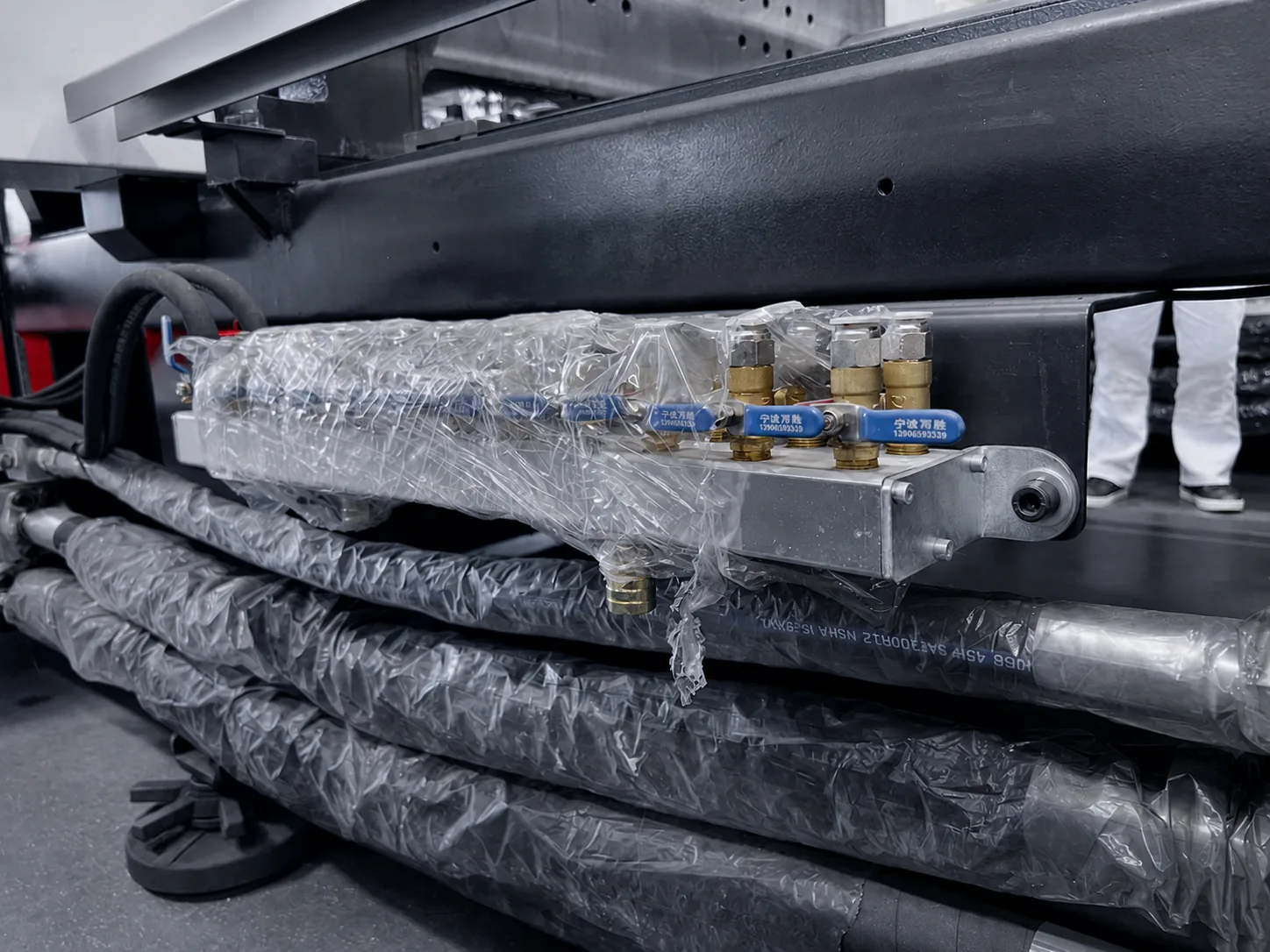 Distribuidor de lubricación que reparte lubricante a la unidad de cierre de una máquina de inyección