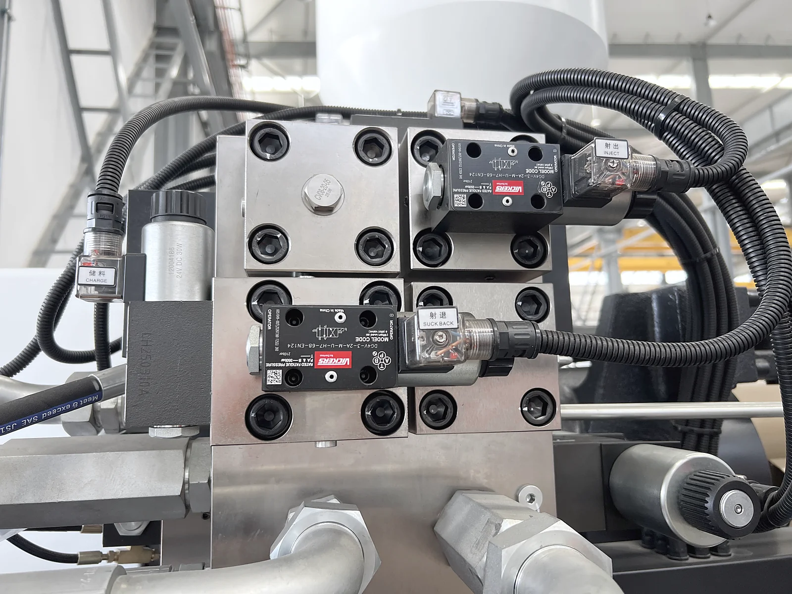 Hydraulic valve block with connected hoses and fittings