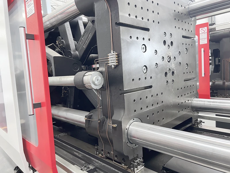 HWAMDA PET machine clamping unit and platen area