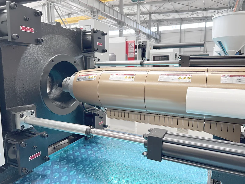 Balanced injection unit on a HWAMDA PET preform machine