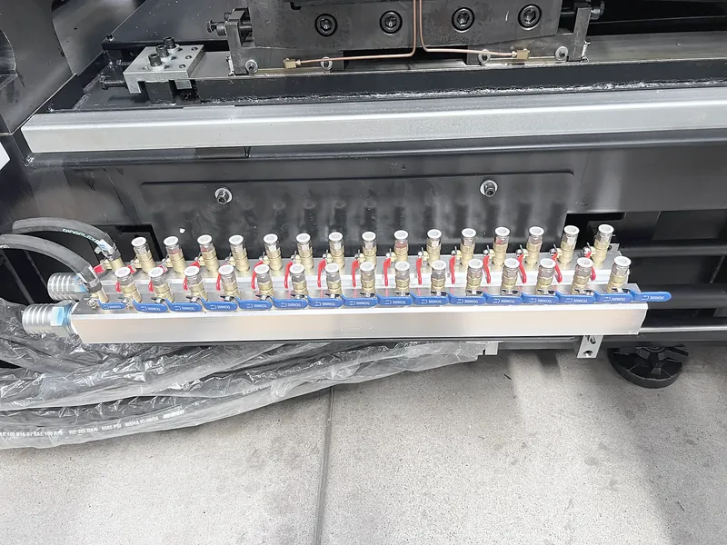Closed-loop quantitative lubrication system on a HWAMDA PET machine