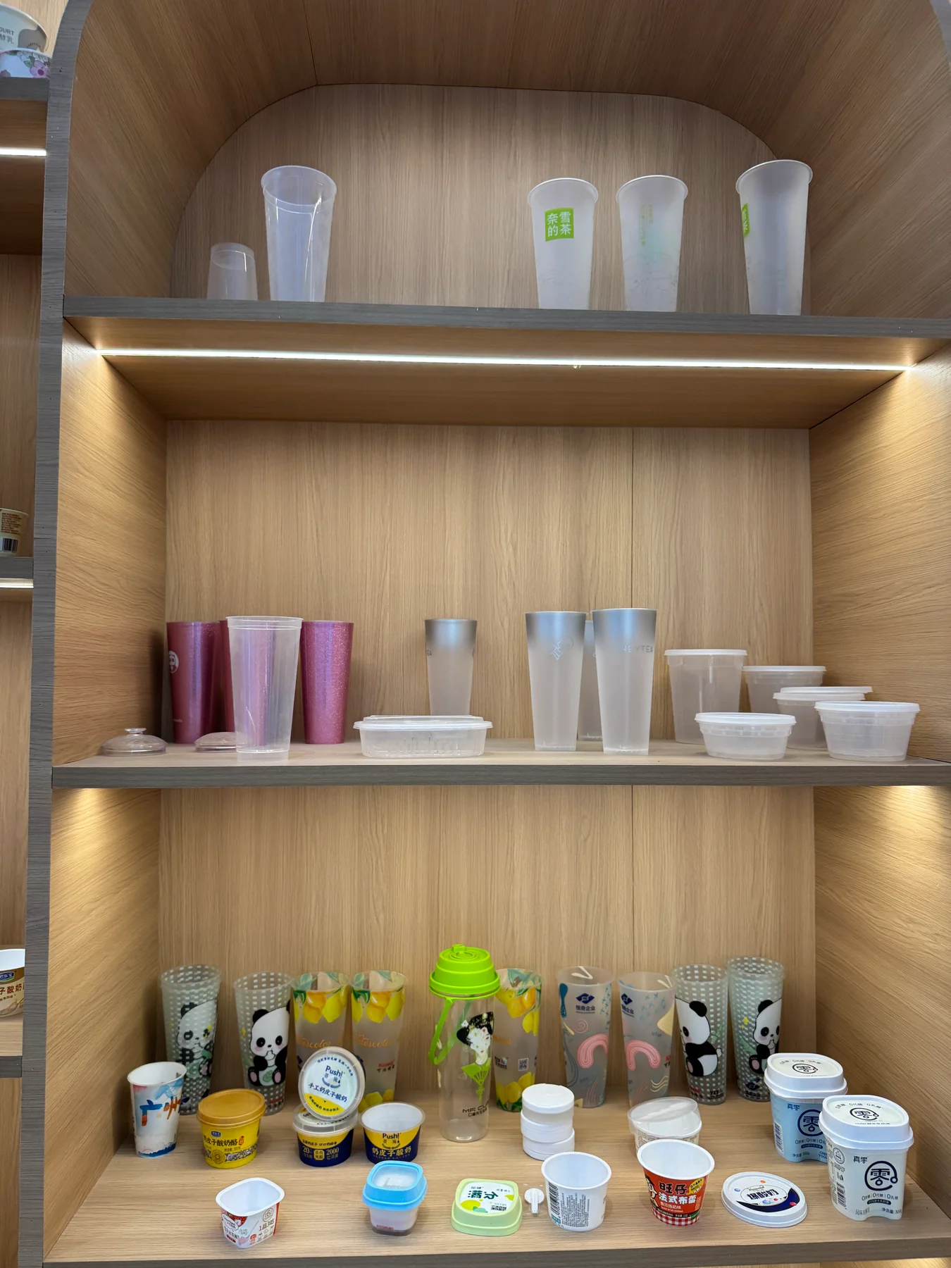 Plastic cup and container samples in different shapes, rim styles and decoration formats